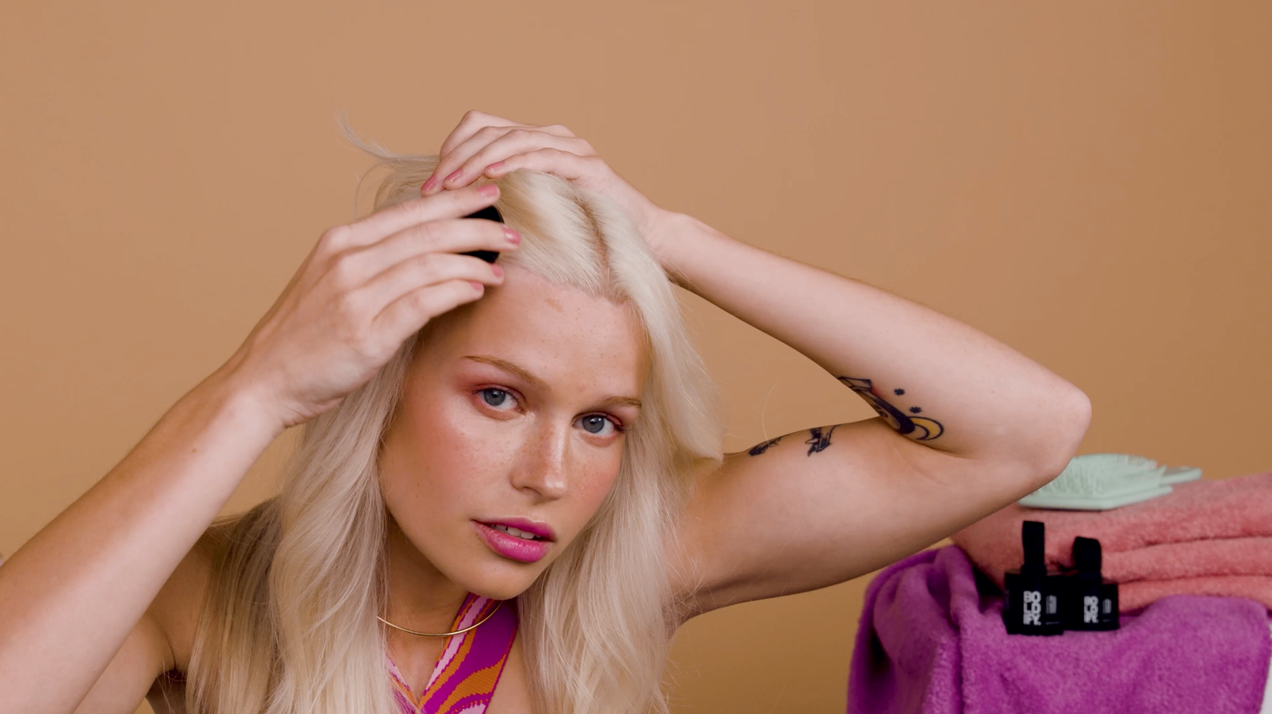 Applying Hairline Powder to blonde roots
