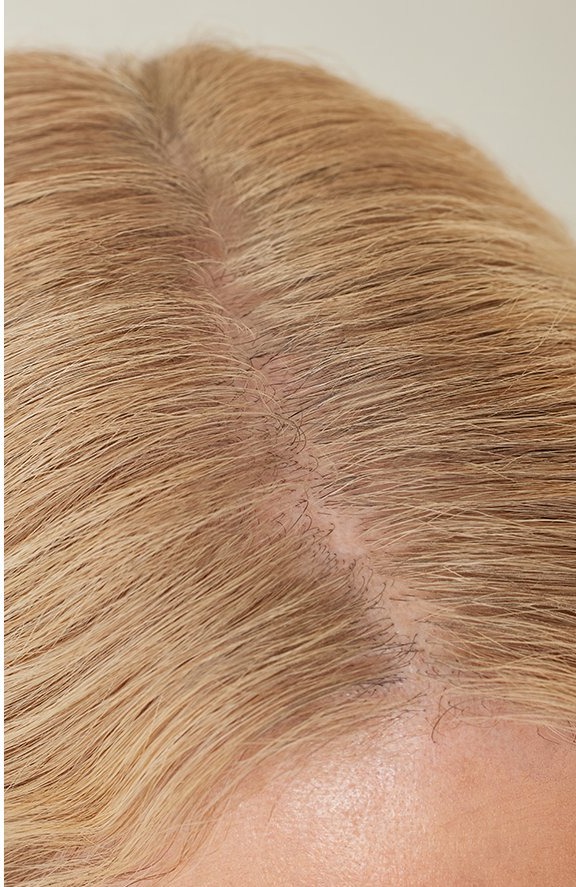 Close-up of Hairline Powder blended into blonde roots